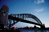 Sydney Harbour Bridge in der Abenddämmerung, Hafen von Sydney, Sydney, New South Wales, Australien