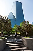 USA, Texas, Dallas, Geschäftsmann zu Fuß vom Gebäude Fountain Place entfernt
