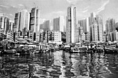China, Hongkong, Hafen von Aberdeen, chinesische Dschunken dockten am Wasser vor den Residenzen in Hongkong an
