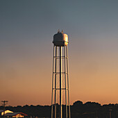 Ein Wasserturm im Osten von Texas bei Sonnenuntergang