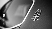 Das Maserati-Logo in Schwarz und Weiß, Nahaufnahme