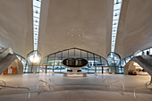 Lobby des von Eero Saarinen entworfenen TWA-Hotels am Flughafen JFK, Aufnahme bei Sonnenaufgang