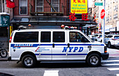 Ein Van der NYPD parkte vor einem Restaurant in der Bayard Street in China Town, Manhattan, New York City