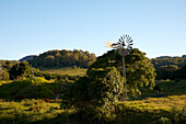 Windbetriebene Wasserpumpe auf ländlichem Bauernhof