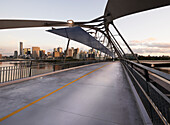 Fußgängerbrücke über den Brisbane River, die Southbank und Brisbane City verbindet