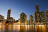 Blick von Southbank über den Brisbane River nach Brisbane City bei Nacht