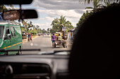 verschiedene Verkehrsteilnehmer auf den Straßen von Toamasina, Madagaskar, Afrika