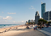 Leute, die Surfers Paradise Beach - Gold Coast genießen
