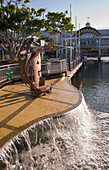Künstliche Wasserspiel und Skulptur im Sunshine Plaza, Maroochydore, Sunshine Coast, Australien