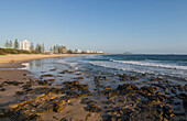 Blick entlang des Strandes bei Alexandra Parade an der Sunshine Coast