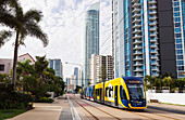 Straßenbahn durch die Stadt an der Gold Coast