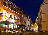 Bamberg, Austraße mit bunten Schirmen am Abend, Bayern, Deutschland