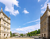 Coburg; Schloss Ehrenburg und Schlossplatz mit Denkmal Ernst I., Landestheater und Palais Edinburgh, Bayern, Deutschland