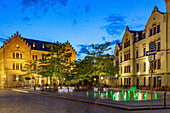 Coburg; Albertsplatz, Lutherschule; Brunnen, Lichtinstallation, Abendstimmung, Bayern, Deutschland