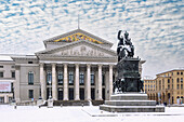 München; Max-Joseph-Platz; Nationaltheater; Denkmal für König Max I. Joseph, Bayern, Deutschland