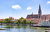 Regensburg, bank of the Danube; St. Peter&#39;s Cathedral, Salzstadel