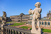 Dresden, Zwinger, Zwingerhof mit Sempergalerie und Deutschem Pavillon, Blick von der Langgalerie, Sachsen, Deutschland