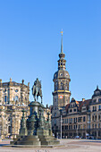 Dresden, Theaterplatz mit katholischer Hofkirche, König-Johann-Denkmal und Dresdner Residenzschloss mit Hausmannsturm, Sachsen, Deutschland