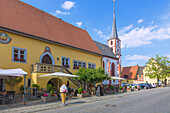 Frickenhausen; Rathaus; Pfarrkirche St. Gallus, Bayern, Deutschland