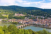 Heidelberg, Blick vom Philosophenweg auf die Altstadt mit Schloss, Heiliggeistkirche und Alter Brücke über den Neckar, Baden-Württemberg, Deutschland