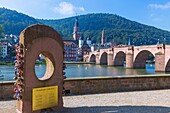 Heidelberg, Blick von den Nepomuk-Terrassen mit Heidelberger Liebesstein auf die Altstadt mit Heiliggeistkirche und Alter Brücke über den Neckar, Baden-Württemberg, Deutschland