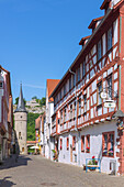 Karlstadt, Maingasse mit Maintor und Blick auf Karlsburg, Bayern, Deutschland