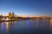 Köln, Stadtblick von der Deutzer Brücke auf Groß St. Martin, Kölner Dom, Hohenzollernbrücke und Rhein, Nordrhein-Westfalen, Deutschland
