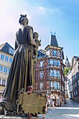 Marburg an der Lahn; Marktplatz; Markt, Statue der Sophie von Brabant mit Sohn Heinirch, Blick auf das Landgrafenschloss, Hessen, Deutschland