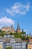 Marburg an der Lahn; Stadtansicht mit Landgrafenschloss und Lutherischer Pfarrkiche St. Marien von Kaufhaus Ahrens, Hessen, Deutschland