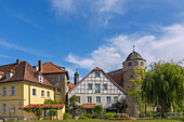 Marktbreit, Fachwerkhaus an der Mainstraße und Schwarzer Turm, Bayern, Deutschland