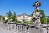 Würzburg, Residenz mit Hofgarten, Ostgarten, Promenade auf den ehemaligen Bastionen mit Skulpturen von Johann Peter Wagner, Bayern, Deutschland