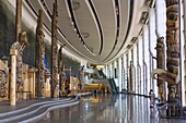 Ottawa, Gatineau, Canadian Museum of History, Canadian Museum of Civilization, Grand Hall mit Totempfählen der Westküsten-Indianer, Ontario, Kanada