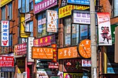 Toronto, Chinatown, Dundas Street, chinesische Werbetafeln, Ontario, Kanada
