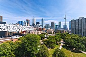 Toronto, Grange Park und Sharp Centre for Design, CN Tower, Blick von Art Gallery of Ontario, Ontario, Kanada