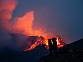 Ein Paar genießt den Ausbruch des Fagradalsfjall-Vulkans vom Observation Hill, Island