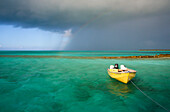 Kleines Skiff wartet vorbeiziehenden Sturm, Bahamas