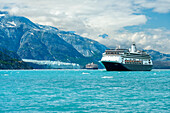 Zwei Kreuzfahrtschiffe besuchen den Margerie-Gletscher im Glacier-Bay-Nationalpark