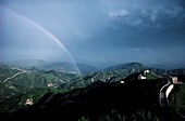 Regenbogen über den Hügeln am südlichen Rand der mongolischen Ebene neben der Chinesischen Mauer, China