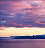 Lake Taupo bei Sonnenuntergang mit rosa und lila Wolken