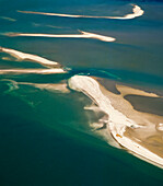Luftaufnahme von Sandgruben in tropisch blauem Wasser und einem Vogelschwarm im Überflug