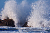 Big waves crashing on large rocks at Elephant Rock