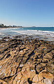 Blick über die Felsen am Strand von Maroochydore