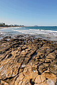 Blick über Felsen und Wellen von Mooloolabah nach Maroochydore