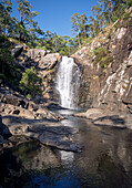 Wasserfall fließt in den Bach am Mount Tamborine