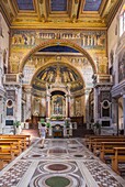 Rom, Santa Prassede, Langhaus mit Cosmatenfußboden und Apsis mit Mosaiken, Latium, Italien