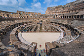 Rom, Kolosseum Innenansicht mit Rängen und Arena, Latium, Italien