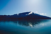 Blick über Wasser zu Hügeln in den Marlborough Sounds und kleinen weißen Wolken, die vorbeiziehen