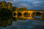 Sonnenuntergang am Fluss, Loué, Champagne-sur-Loué, Département Jura, Bourgogne-Franche-Comté, Jura, Frankreich