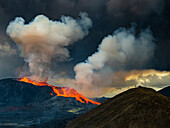 Glühende Lava wird himmelwärts geschleudert, wenn Lava aus dem Vulkan Fagradalsfjall, Island, austritt Vulkan Fagradalsfjall, Island