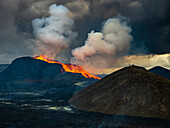 Glühende Lava wird himmelwärts geschleudert, wenn Lava aus dem Vulkan Fagradalsfjall, Island, austritt Vulkan Fagradalsfjall, Island